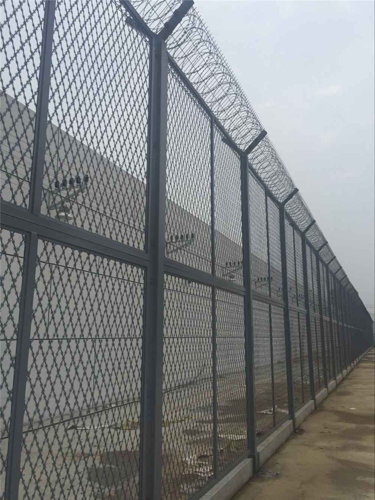 焊接式刀片刺網(wǎng)菱形方孔設計阻隔防護網(wǎng)墻